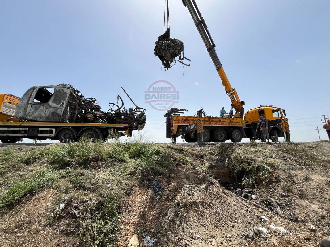 Konya’da feci kaza! TIR alev alev yandı, sürücü öldü 6